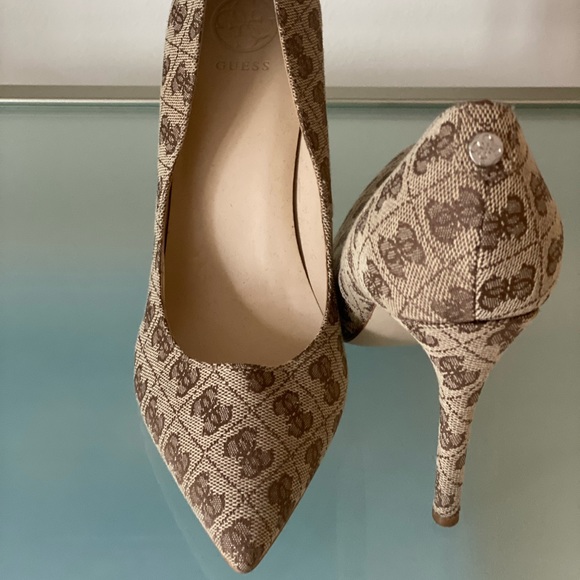 GUESS Pumps - Picture 2 of 4